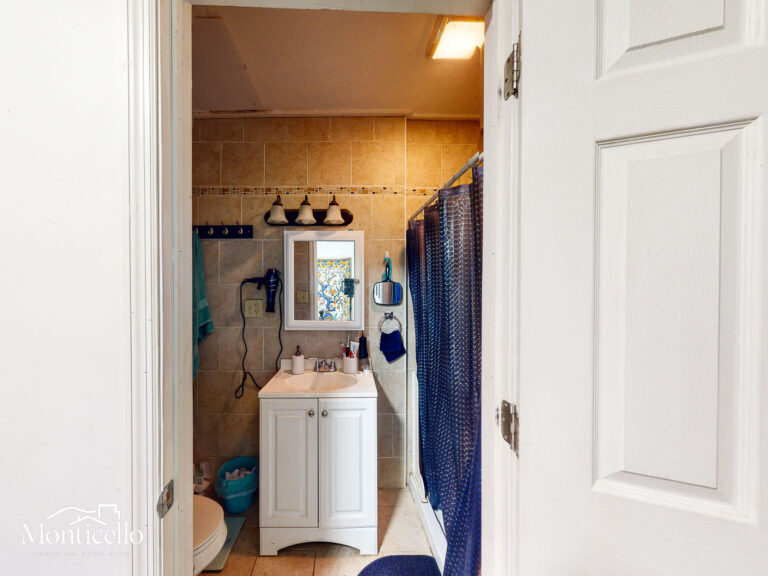 UNIT1 - FULL BATHROOM
